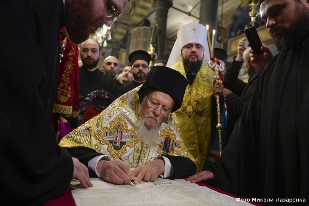 Bartholomew signs tomos of autocephaly for Orthodox Church of Ukraine 2