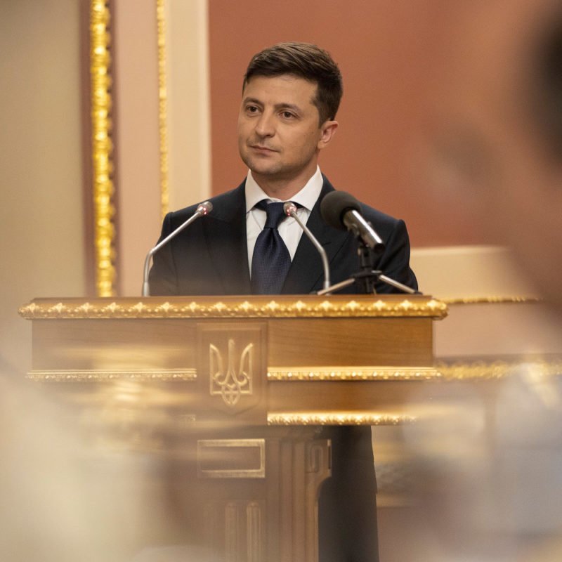 Зеленському необхідно пояснити свою позицію, а не ухилятися від питань, що виникли через завершення його президентського терміну - The Economist