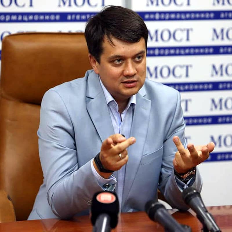 Зеленський у другому турі програв би Разумкову - Центр Разумкова
