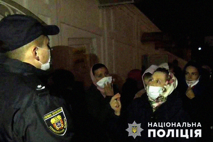 Віряни РПЦвУ заходили у Почаївську лавру на богослужіння попри карантин