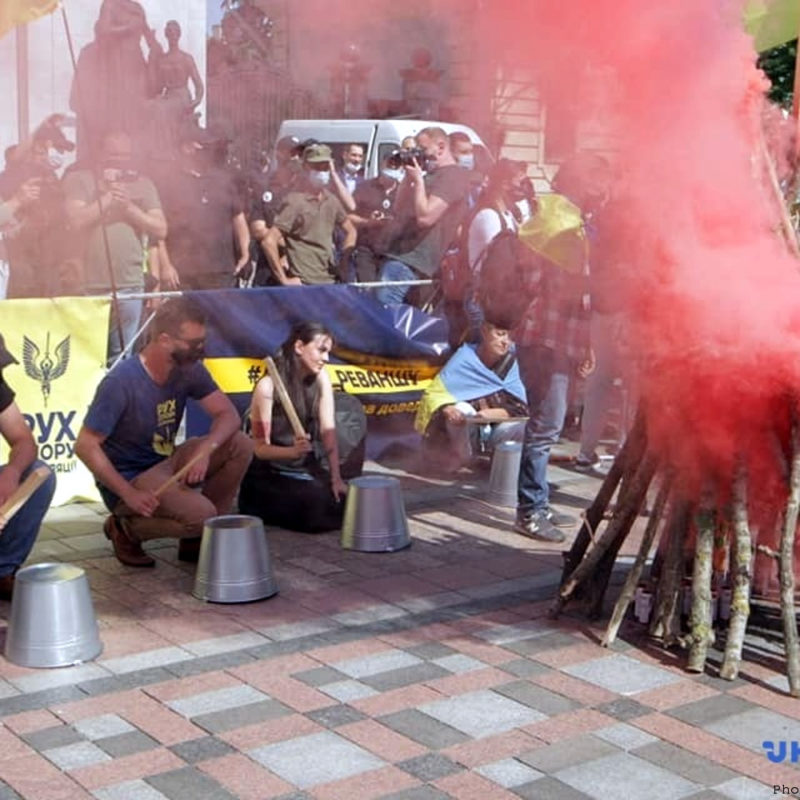 Учасники акції "Руки геть від мови!" запалили "ватру" під ВР