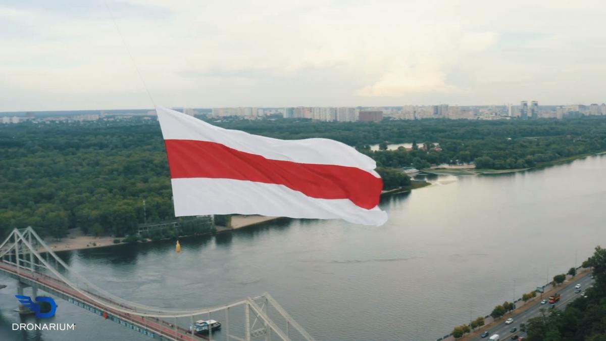 Belarusian flag raised over Kyiv in solidarity with protests 5