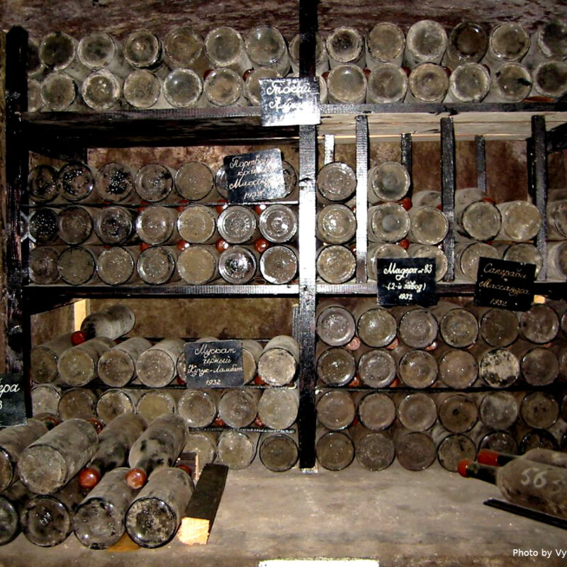 russia sells stolen Ukrainian heritage