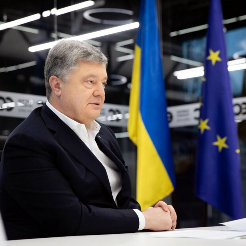 Порошенко готує законопроєкт, що передбачає відповідальність членів РНБО за застосування санкцій проти громадян України