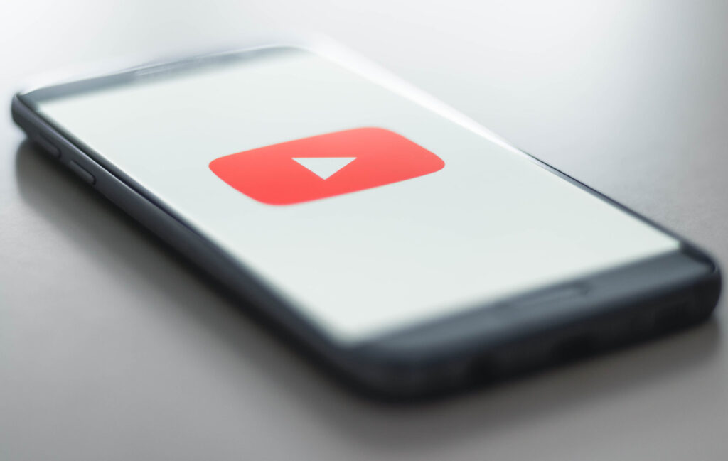 Банкова заблокувала трансляцію Youtube-каналів Медведчука в Україні, але марно