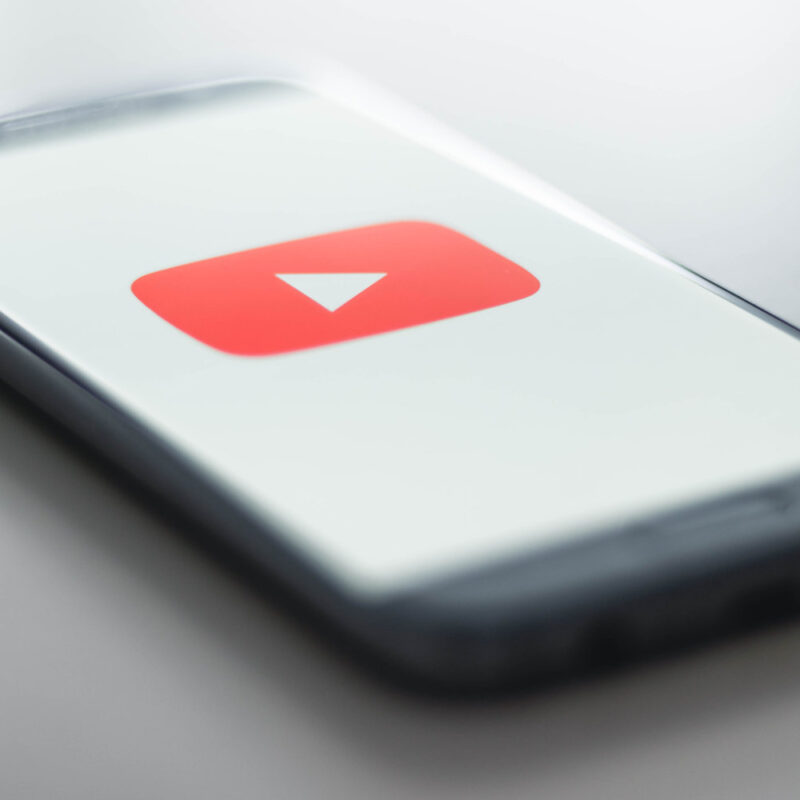 Банкова заблокувала трансляцію Youtube-каналів Медведчука в Україні, але марно