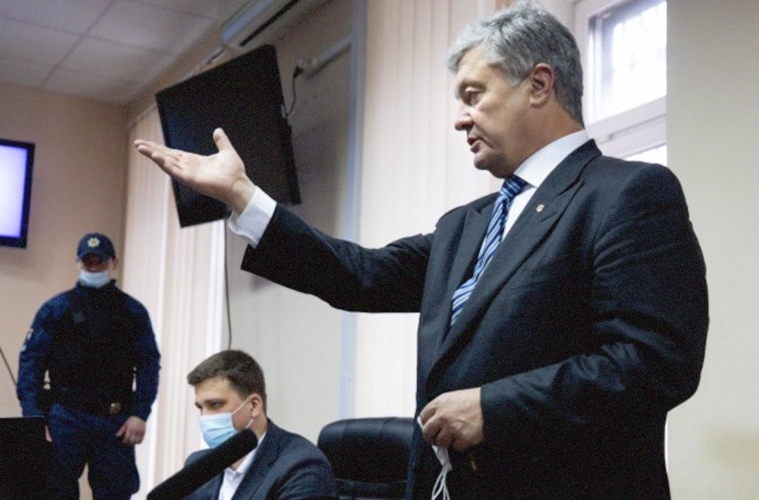 Документи, які лягли в основу рішення про санкції щодо Порошенка, посилаються на неіснуючу підозру у справі Харківських угод?