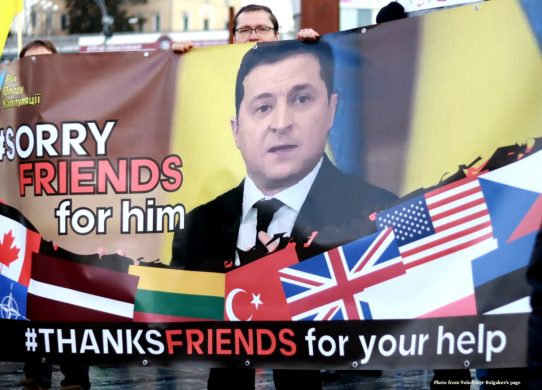 Ukrainians gathered in Kyiv to thank for all international support and apologize for Zelensky 1