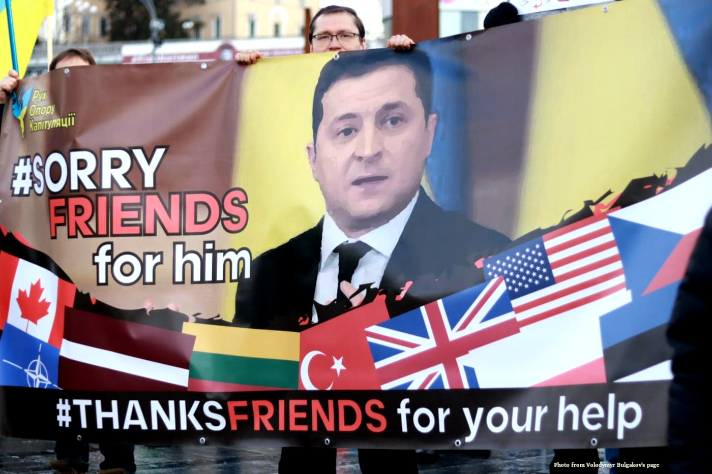 Ukrainians gathered in Kyiv to thank for all international support and apologize for Zelensky