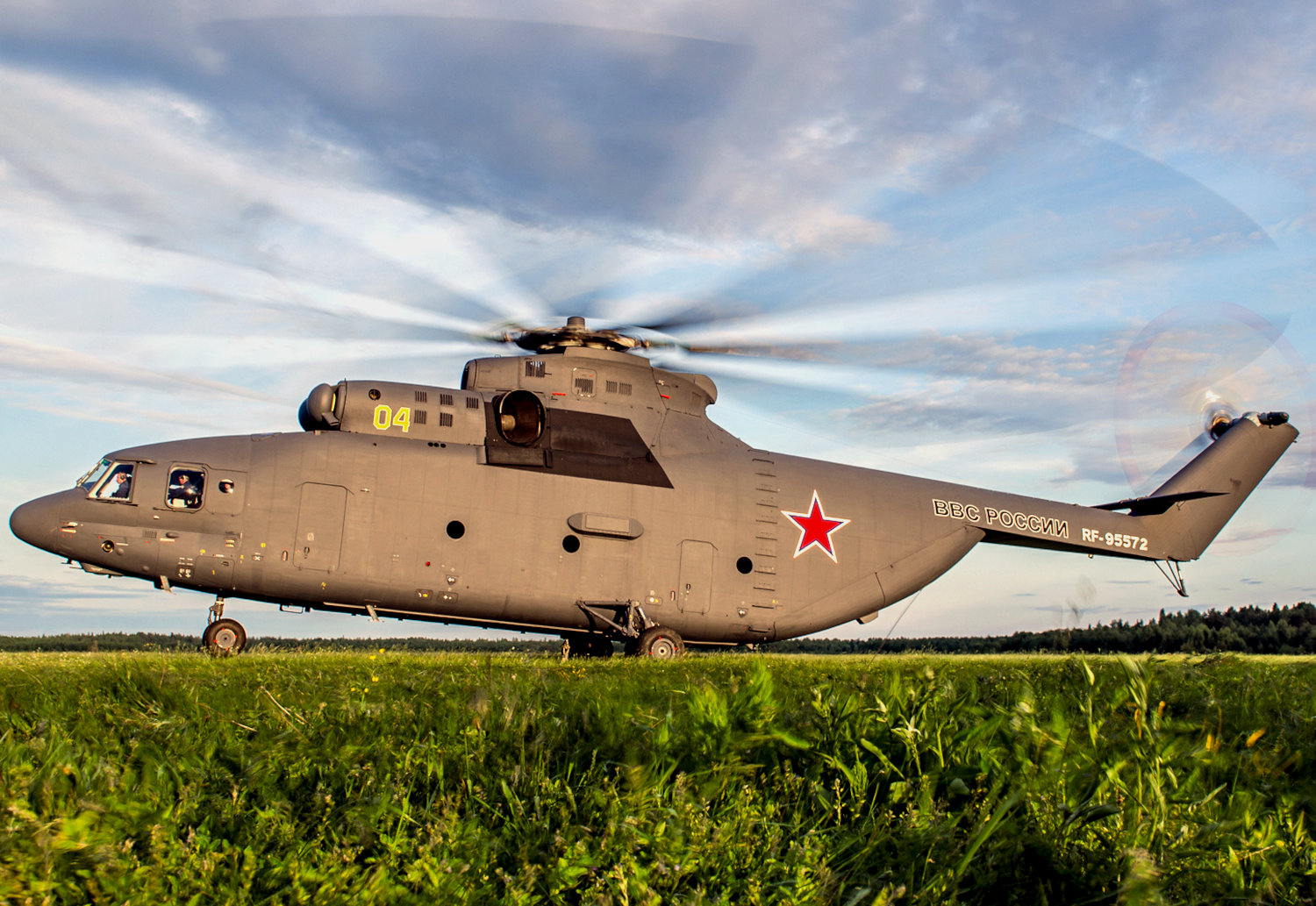 На Херсонщині за ніч знищили понад 30 гелікоптерів росіян