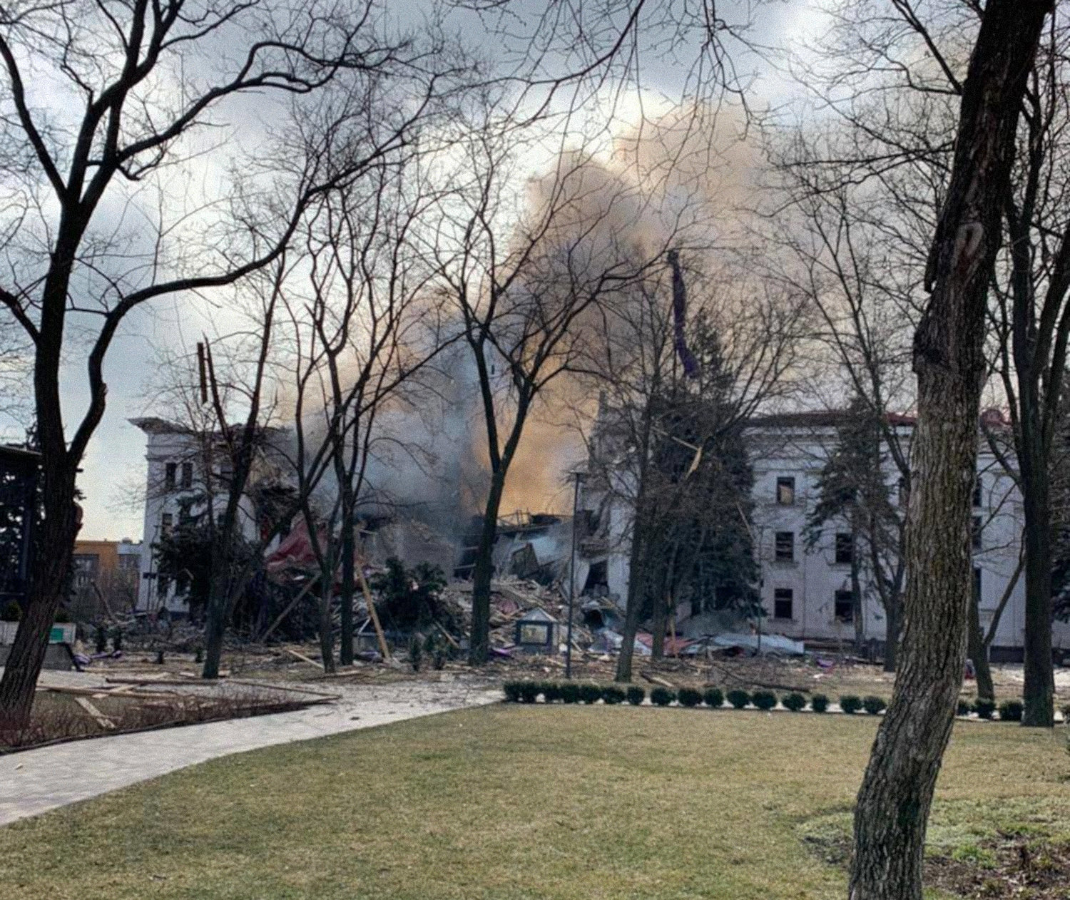 russians bombed Mariupol Drama Theater with hundreds people inside