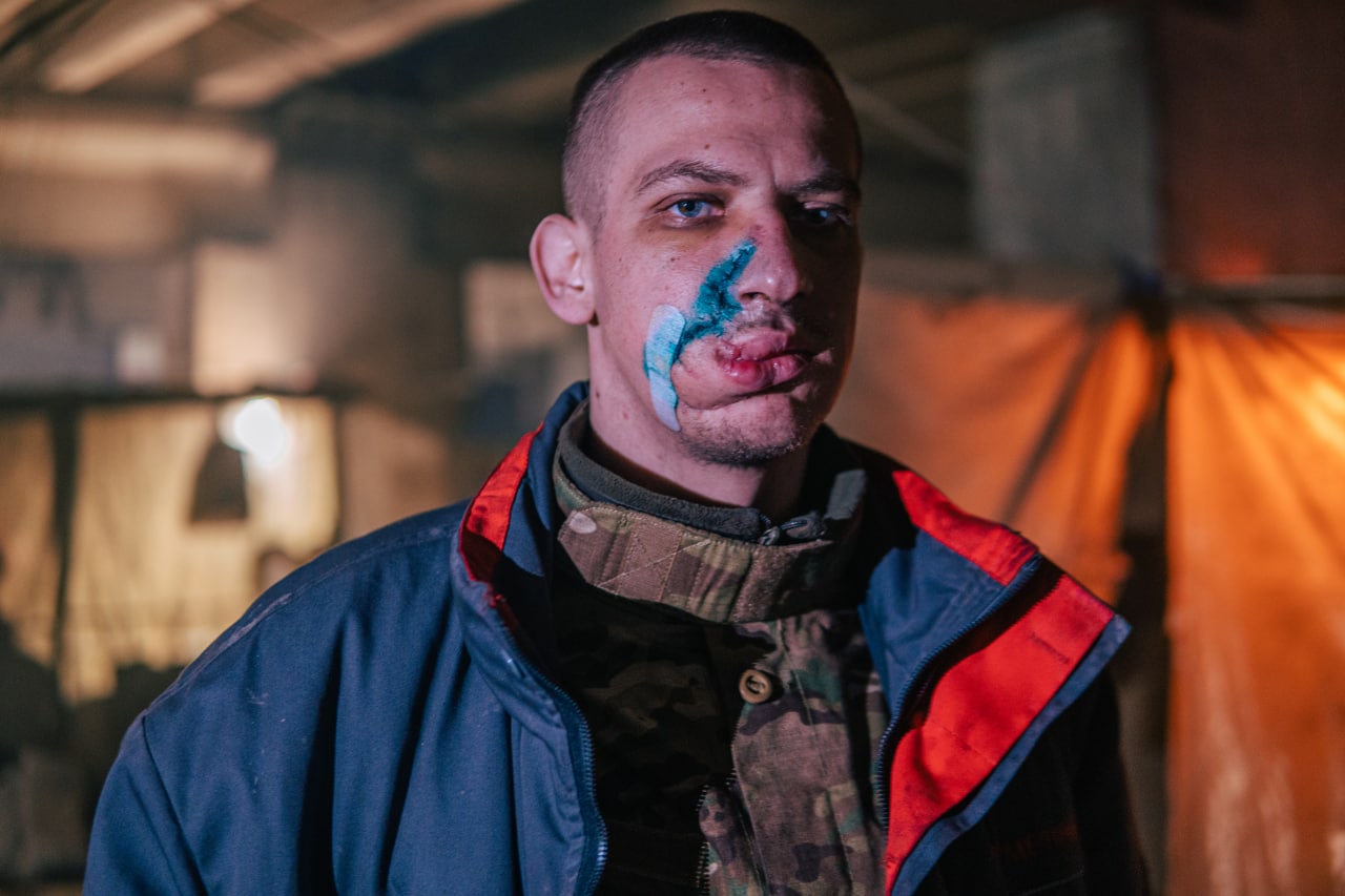 Вимагають негайну евакуацію. “Азов” показав умови, в яких перебувають поранені захисники Маріуполя