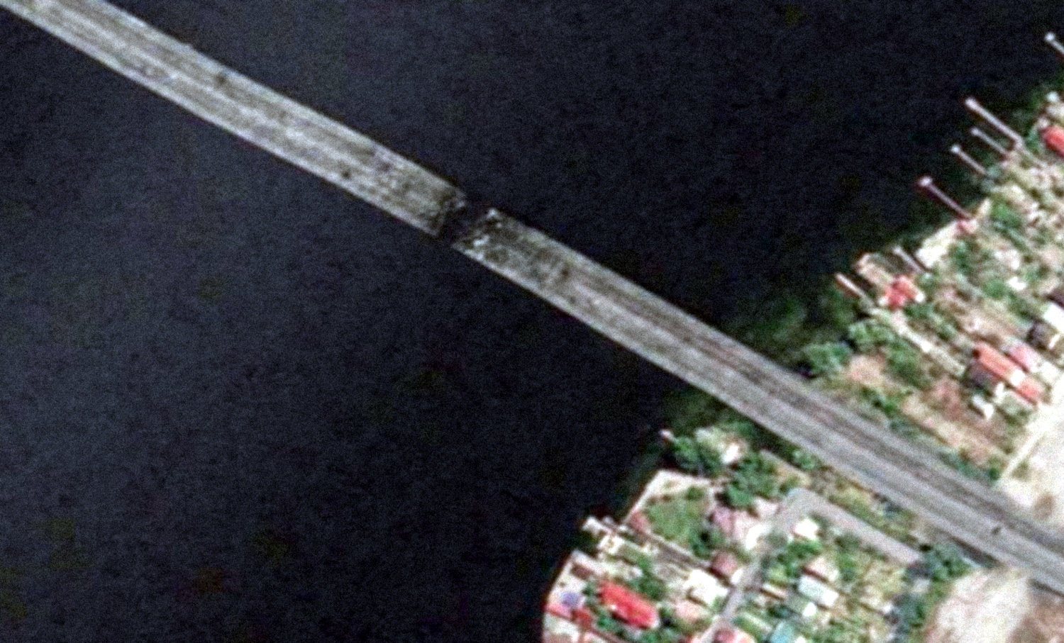 "By foot is the only way to escape." Bridge in occupied Kherson region seriously damaged by UA Army [video]