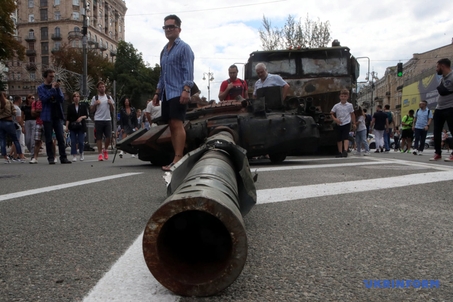 russian tanks finally reached Kyiv’s main street in a "parade" of destroyed equipment