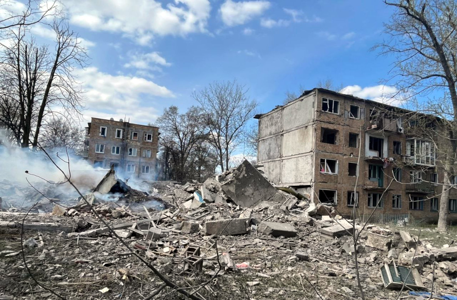ruscists destroy another apartment building in Avdiivka