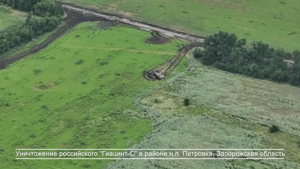 UA Army destroys russian self-propelled artillery unit “Hyacint-S” in a spectacular hit