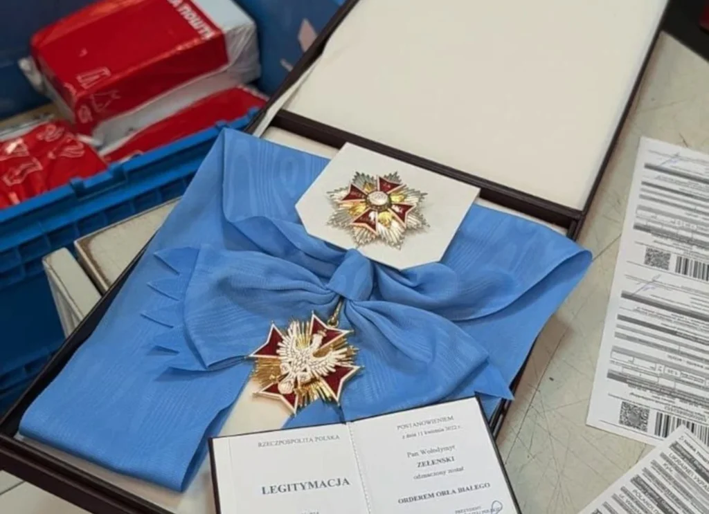 Зеленський відправив Навроцькому орден Білого Орла “Новою поштою”